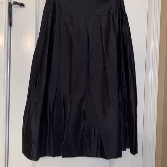 Adrienne Vittadini  taffeta skirt,size 8, fully lined with pleats.  Worn once. - Picture 5 of 7